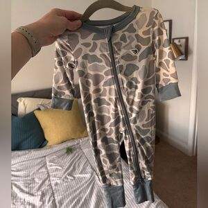 BURLEBO Camouflage Kids One Piece Footie - Gray and Cream